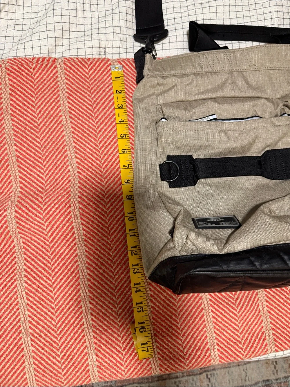 Oakley spacious messenger